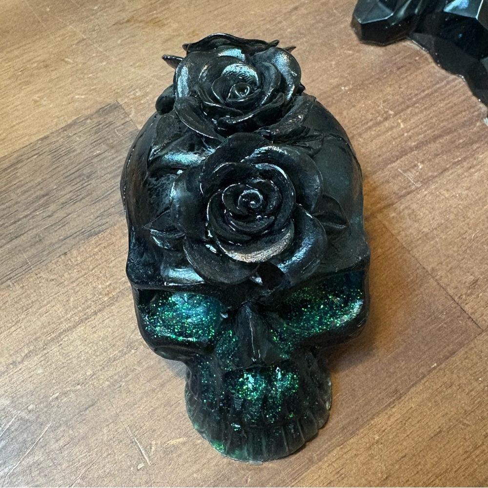 Black Resin Skull - Picture 2 of 4